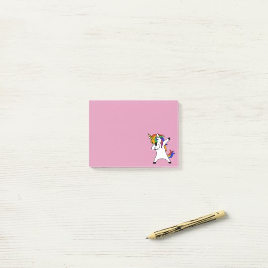 Post-it® Dabbing Rainbow Unicorn mou (Sur un bureau)