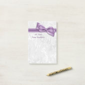 Post-it® Damas blanc et nœud faux violet (Sur un bureau)
