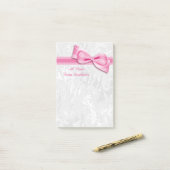 Post-it® Damassé blanc et nœud faux rose (Sur un bureau)