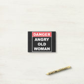 Post-it® Danger : Angry Old Woman - Drôle Gag cadeau (Sur un bureau)