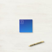 Post-it® Dégradé et monogramme bleu moderne simple (Sur un bureau)