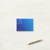 Post-it® Dégradé et monogramme bleu moderne simple (Sur un bureau)
