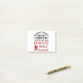 Post-it® Derrière le grand OBGYN Assistant Médicale épuisé (Sur un bureau)