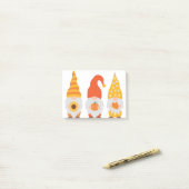 Post-it® Des gnomes d'automne. Joli dessin animé gnomes d'a (Sur un bureau)