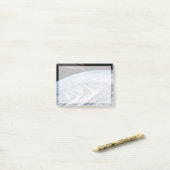 Post-it® Des Motifs Nuageux Au Sud Des Îles Aléoutiennes. (Sur un bureau)