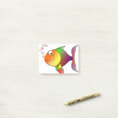 Post-it® dessin animé souriant de poisson rouge (Sur un bureau)
