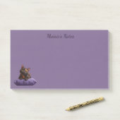 Post-it® Dessin Tortoiseshell Kitten sur coussin pourpre (Sur un bureau)