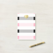 Post-it® Diamant Or & Pink & Black Stripes Monogramme (Sur un bureau)