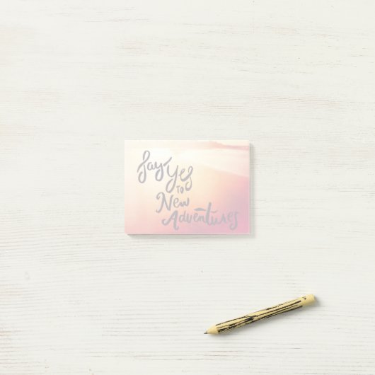 Post-it® Dites Oui Aux Nouvelles Aventures (Sur un bureau)