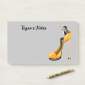 Post-it® Diva de mode personnalisé en jaune de Stiletto (Sur un bureau)