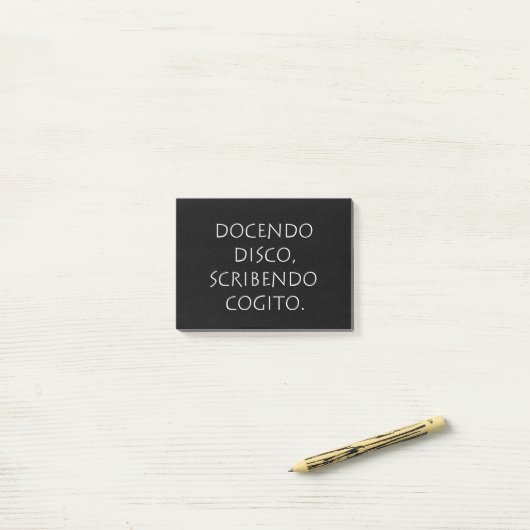 Post-it® Docendo disco scribendo cogito (Sur un bureau)