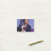 Post-it® Donald Trump et le drapeau américain (Sur un bureau)