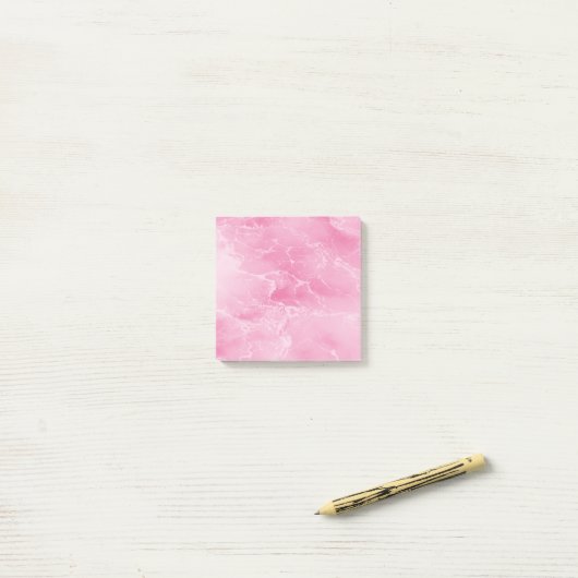 Post-it® eau marbrée rose (Sur un bureau)