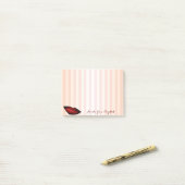 Post-it® Élégant Chic Rayé Féminin Stylé, Lèvres Rouges (Sur un bureau)