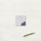 Post-it® Élégant dahlia violet fleurs monogramme nom person (Sur un bureau)