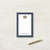 Post-it® Elegant Gold Monogram Blue Leather Look (Sur un bureau)