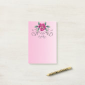 Post-it® Élégant Rose élégant Monogramme floral (Sur un bureau)