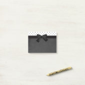 Post-it® Élégant Style Noir, Blanc à pois - Nœud noir (Sur un bureau)