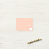 Post-it® Éléphant blanc avec ballons sur fond rose corail (Sur un bureau)