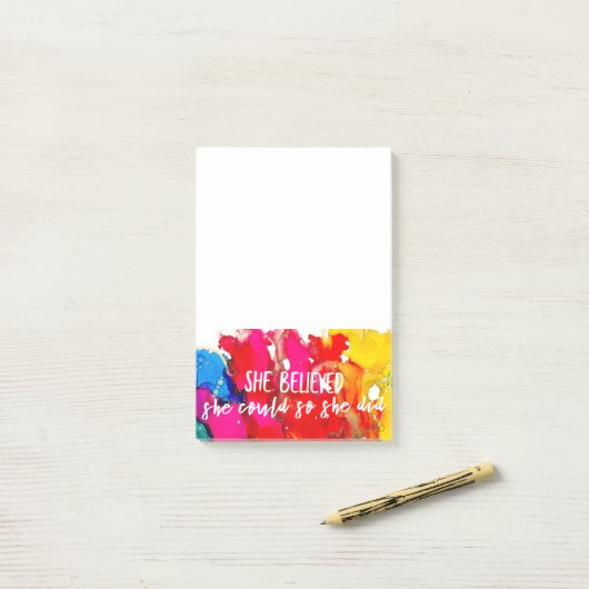 Post-it® Elle Croit Que Lovitude Publie Des Notes (Sur un bureau)