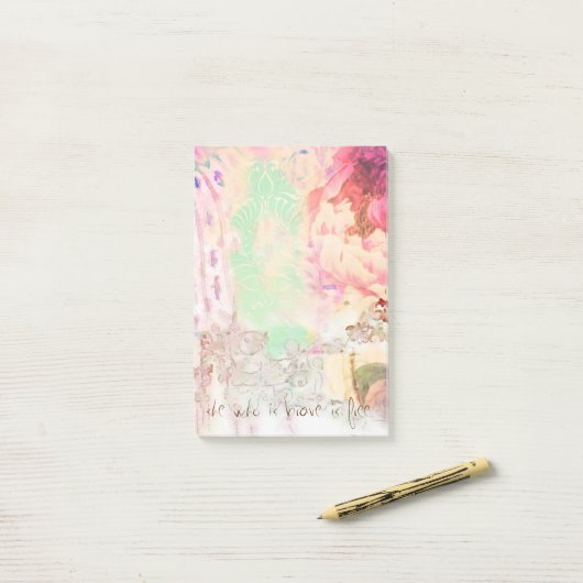 Post-it® elle qui est courageuse est librement bloc-notes (Sur un bureau)