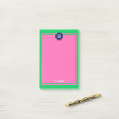 Post-it® Emerald Green Navy Hot rose encadré 1I Monogramme (Sur un bureau)