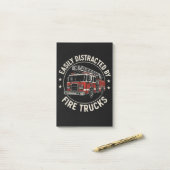 Post-it® Facilement Distrait Par Les Camions De Pompiers (Sur un bureau)