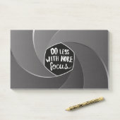 Post-it® Faites moins avec plus de concentration (Sur un bureau)