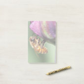 Post-it® Fallen Fuzzy Little Bee (Sur un bureau)