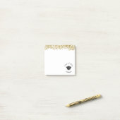 Post-it® Faux Gold Confetti & Graduation Cap Classe de 20xx (Sur un bureau)