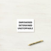Post-it® Femmes Autonomisées Déterminées Inarrêtables (Sur un bureau)