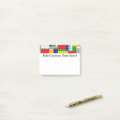 Post-it® Fête d'anniversaire du garçon de bloc constitutif (Sur un bureau)