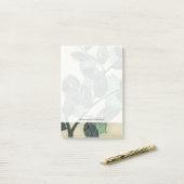 Post-it® Feuilles et succursales sur Arrière - plan de crèm (Sur un bureau)