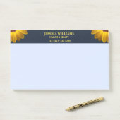 Post-it® Fleurs jaunes sur le Monogramme arrière - plan ble (Sur un bureau)