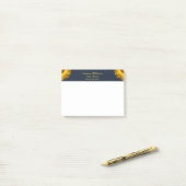 Post-it® Fleurs jaunes sur le Monogramme arrière - plan ble (Sur un bureau)