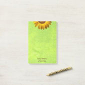 Post-it® Fleurs jaunes sur Monogramme vert Abstrait (Sur un bureau)