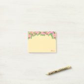 Post-it® Fleurs roses & calligraphie sur jaune clair (Sur un bureau)