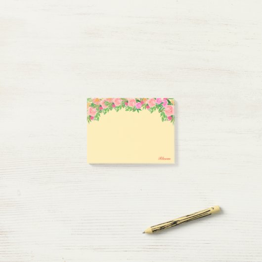 Post-it® Fleurs roses & calligraphie sur jaune clair (Sur un bureau)