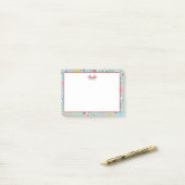 Post-it® Fleurs roses et rouges sur Monogramme Turquoise (Sur un bureau)