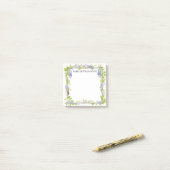 Post-it® Floral d'aquarelle violet et bleu, personnalisé (Sur un bureau)