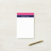 Post-it® Framboise Blanc Pois Marine Nom bleu Monogramme (Sur un bureau)