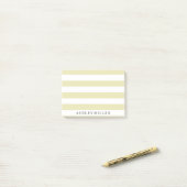 Post-it® Girly Gold Classic Stripes Monogram Post-It Notes (Sur un bureau)