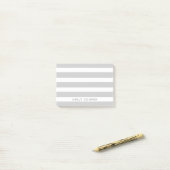 Post-it® Gris et blanc rayures classiques Monogramme (Sur un bureau)