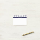 Post-it® Gris foncé Lg Chevron Marine Nom bleu Monogramme (Sur un bureau)