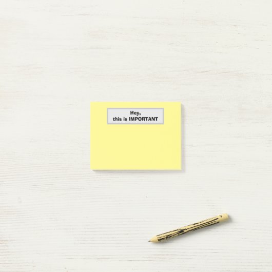 Post-it® Hé, c'est IMPORTANT (Jaune) (Sur un bureau)