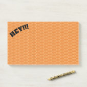 Post-it® HÉ ! ! ! (Hé ! ! ! ! Hé ! ! ! ! Hé ! ! ! ! ! !) (Sur un bureau)