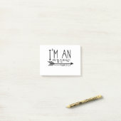 Post-it® im une flèche (Sur un bureau)