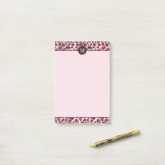 Post-it® Impression d'animal léopard rose avec monogramme e (Sur un bureau)