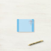 Post-it® Infirmière inscrite RN Silver Caduceus on Baby Blu (Sur un bureau)