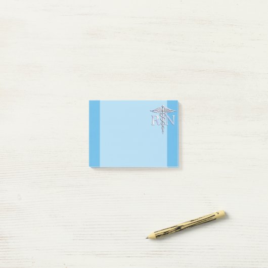 Post-it® Infirmière inscrite RN Silver Caduceus on Baby Blu (Sur un bureau)